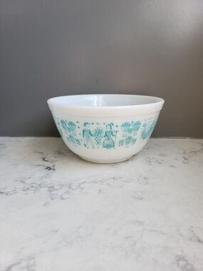 PYREX Amish BUTTERPRINT, 402 Cinderella Mixing Bowl with Turquoise Folk Print